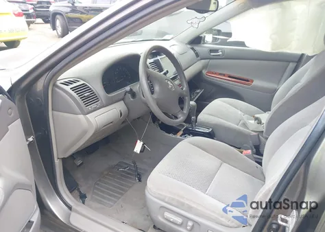 2004 Toyota Camry Xle z USA, uszkodzony, nr VIN 4T1BE30K44U815860